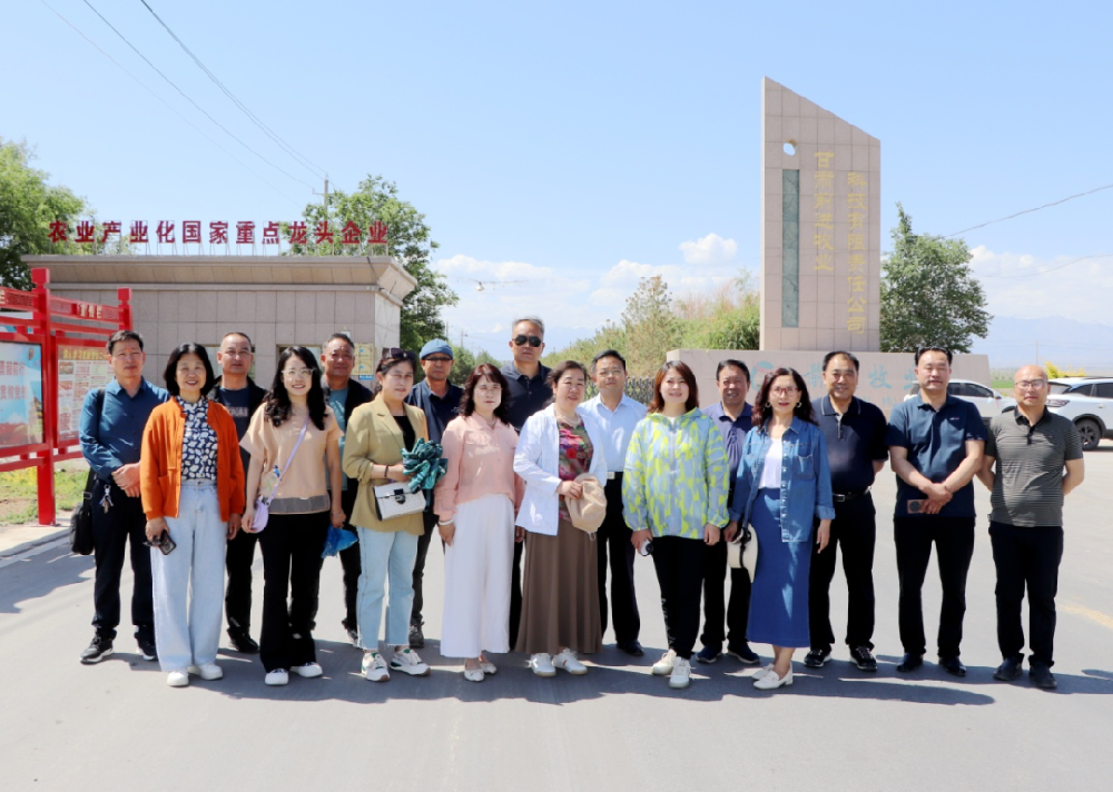 詩(shī)人地理周刊和張掖市詩(shī)歌學(xué)會(huì)到前進(jìn)集團(tuán)采風(fēng)