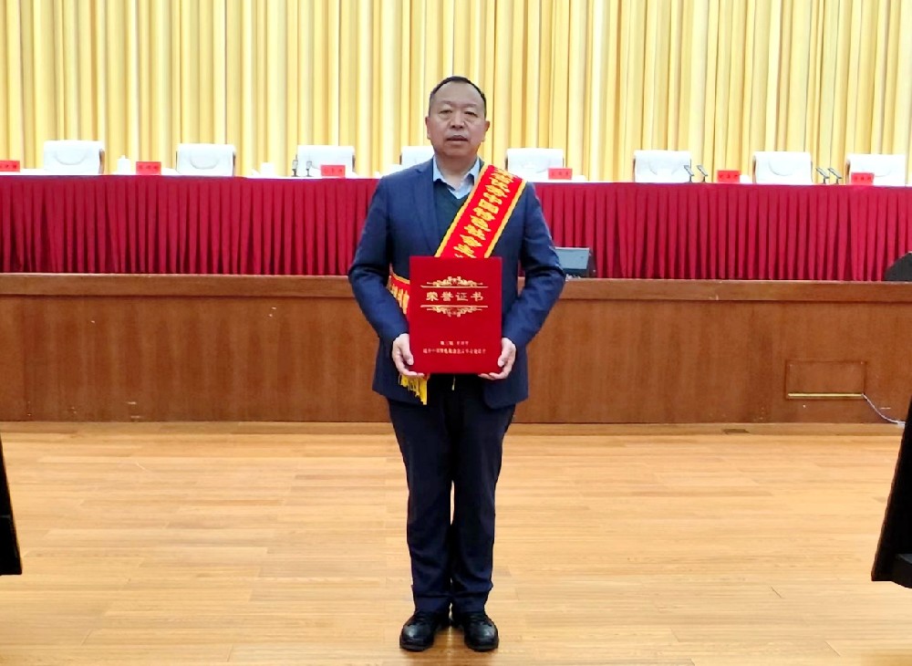 前進(jìn)集團(tuán)馬志超獲“甘肅省非公有制經(jīng)濟(jì)人士優(yōu)秀中國特色社會(huì)主義事業(yè)建設(shè)者”榮譽(yù)稱號(hào)