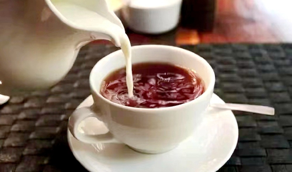 春風(fēng)里，細(xì)品一杯傳祁牛奶茶的醇香