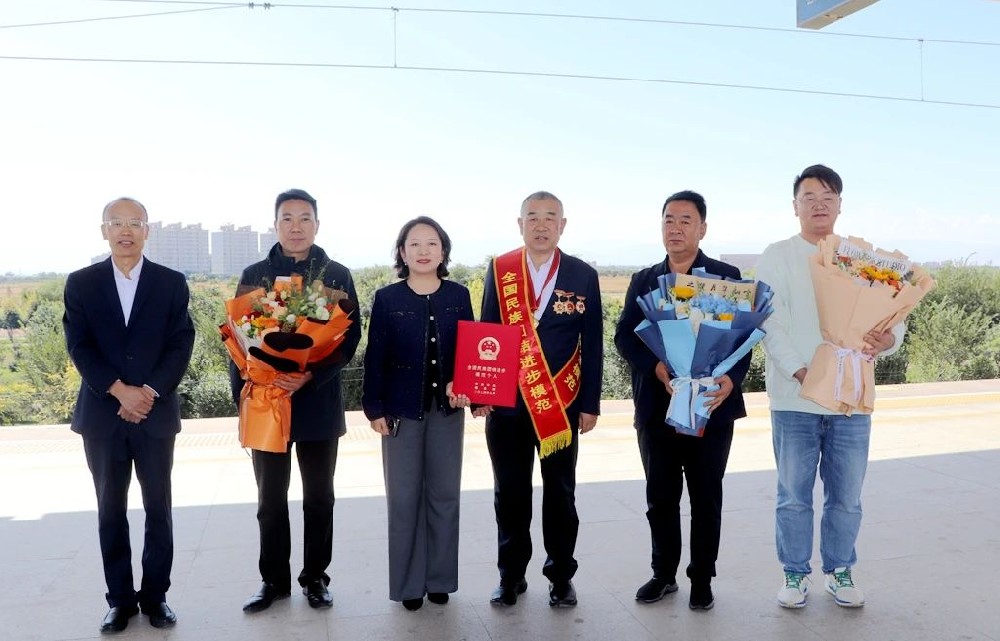 榮獲“全國民族團結(jié)進步模范個人”稱號的前進集團董事長馬志祥載譽歸來
