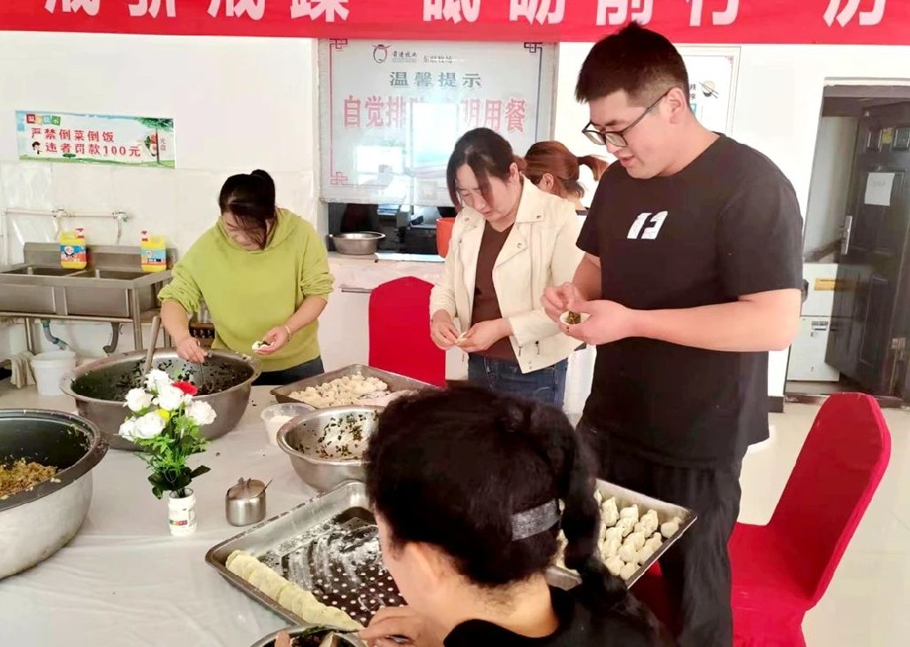 濃濃餃子香，悠悠愛國情——甘肅前進牧業(yè)東聯(lián)牧場開展“包餃子·慶國慶”活動