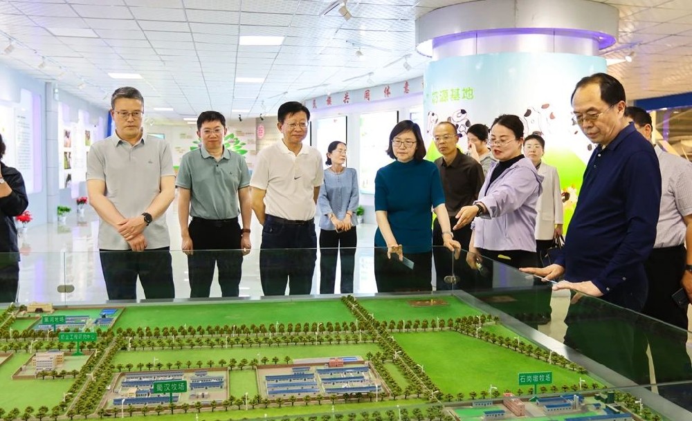 內蒙古自治區(qū)政協(xié)副主席張磊帶領考察組到甘肅前進集團考察學習